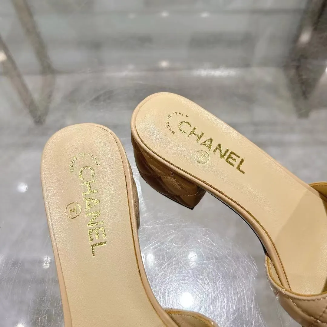 👟👟Ex-factory price 520👟👟 𝐂𝐇𝐀𝐍𝐄𝐋★Xiaoxiang New Spring and Summer Products Counter new sandals, electric embroidered Lingge’s classic elements that will never fade away 💋Showing a unique style, too beautiful to say, a must-have in summer... Upper: imported sheepskin/knitted fabric Lining: mixed sheepskin Heel height: 5cm Outsole: Italian leather outsole Shoe size: 35-39 (customized items of 40, 41 and 42 are not returnable or exchangeable)